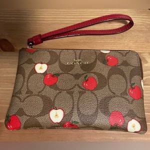 Coach Corner Zip Wristlet - Apple Print